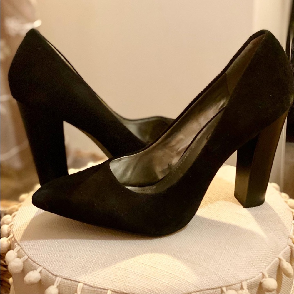 Soft pointed thick heeled pumps. Size: 8US